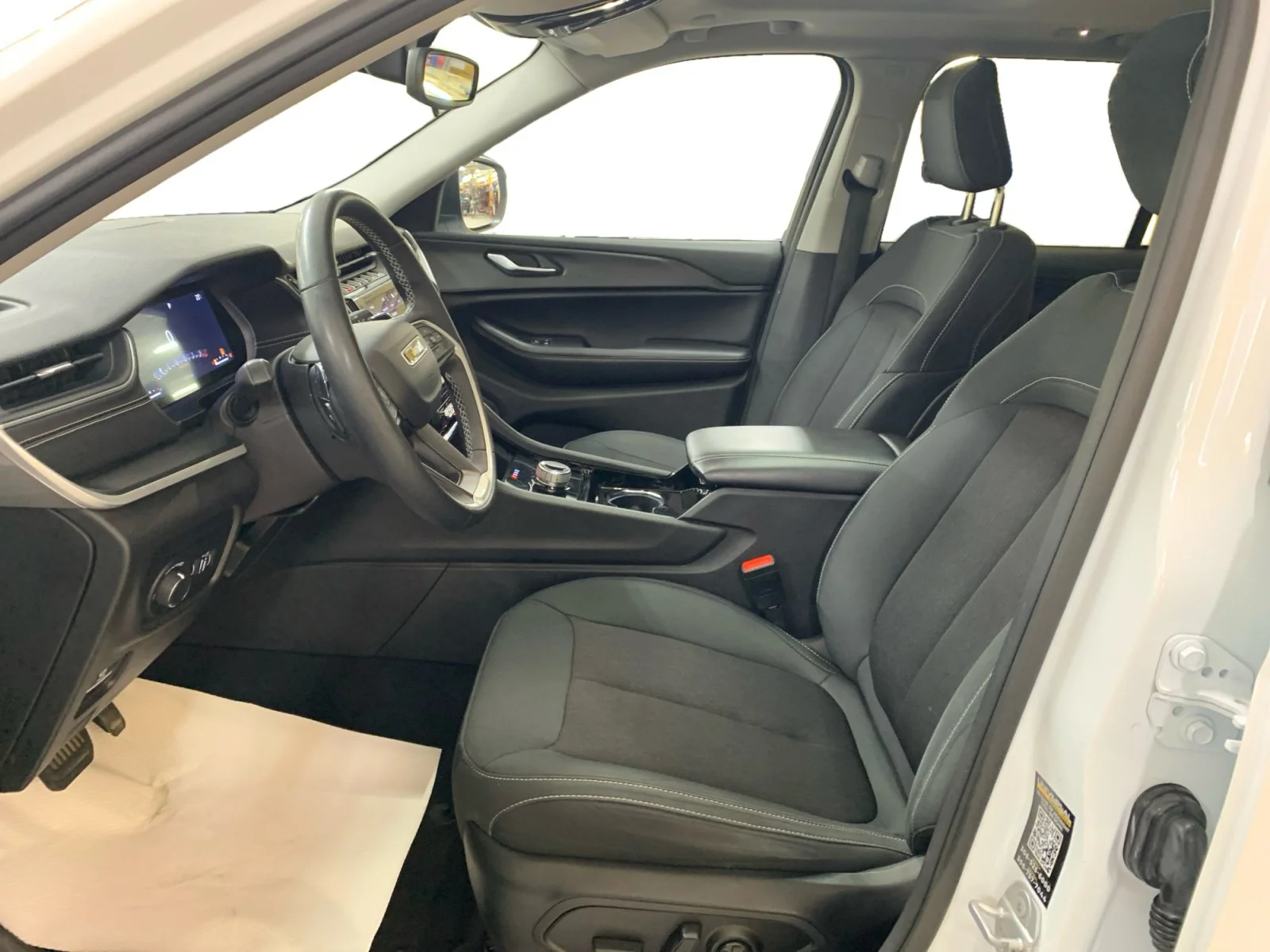 Used 2023 White Jeep Laredo image 10