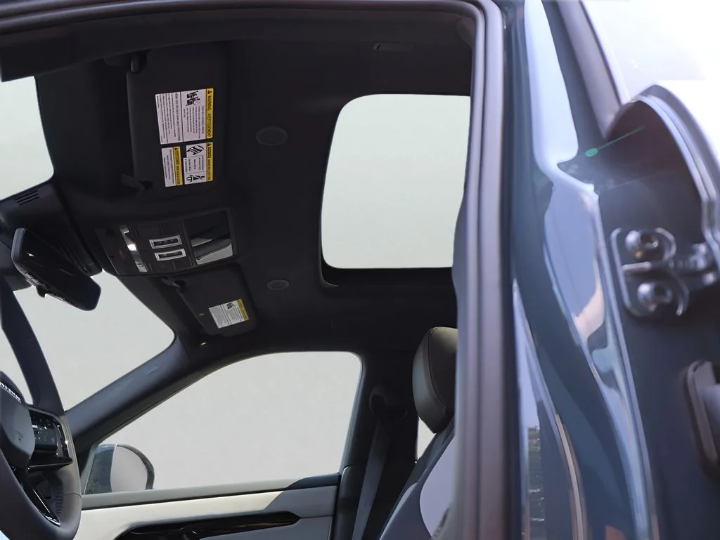New 2026 Tribeca Blue Metallic Land Rover Hoxton Edition image 38