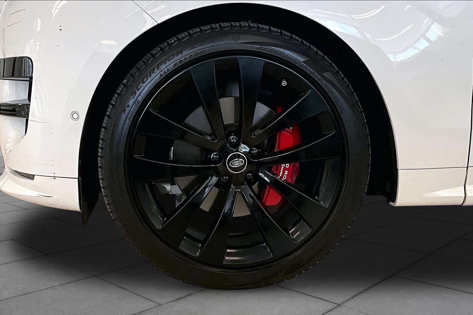 Used 2023 Fuji White Land Rover SE Dynamic image 10
