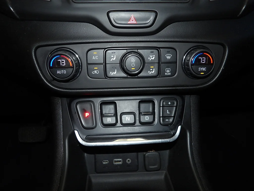 Used 2018 Ebony Twilight Metallic GMC SLE image 33