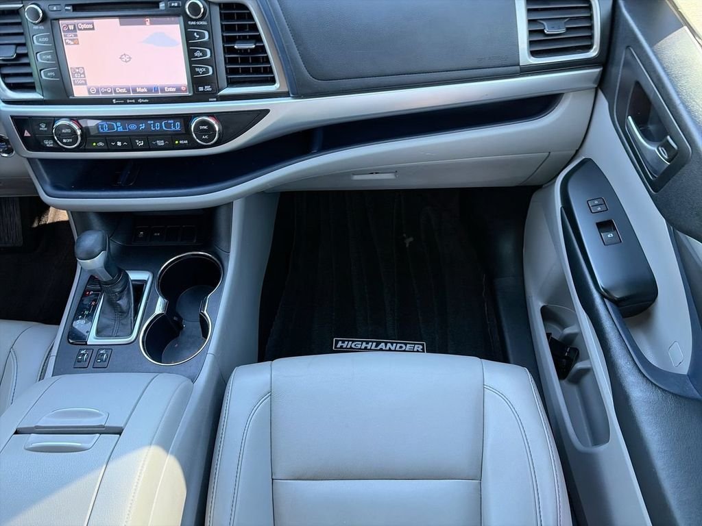 Used 2019 Silver Toyota XLE image 13
