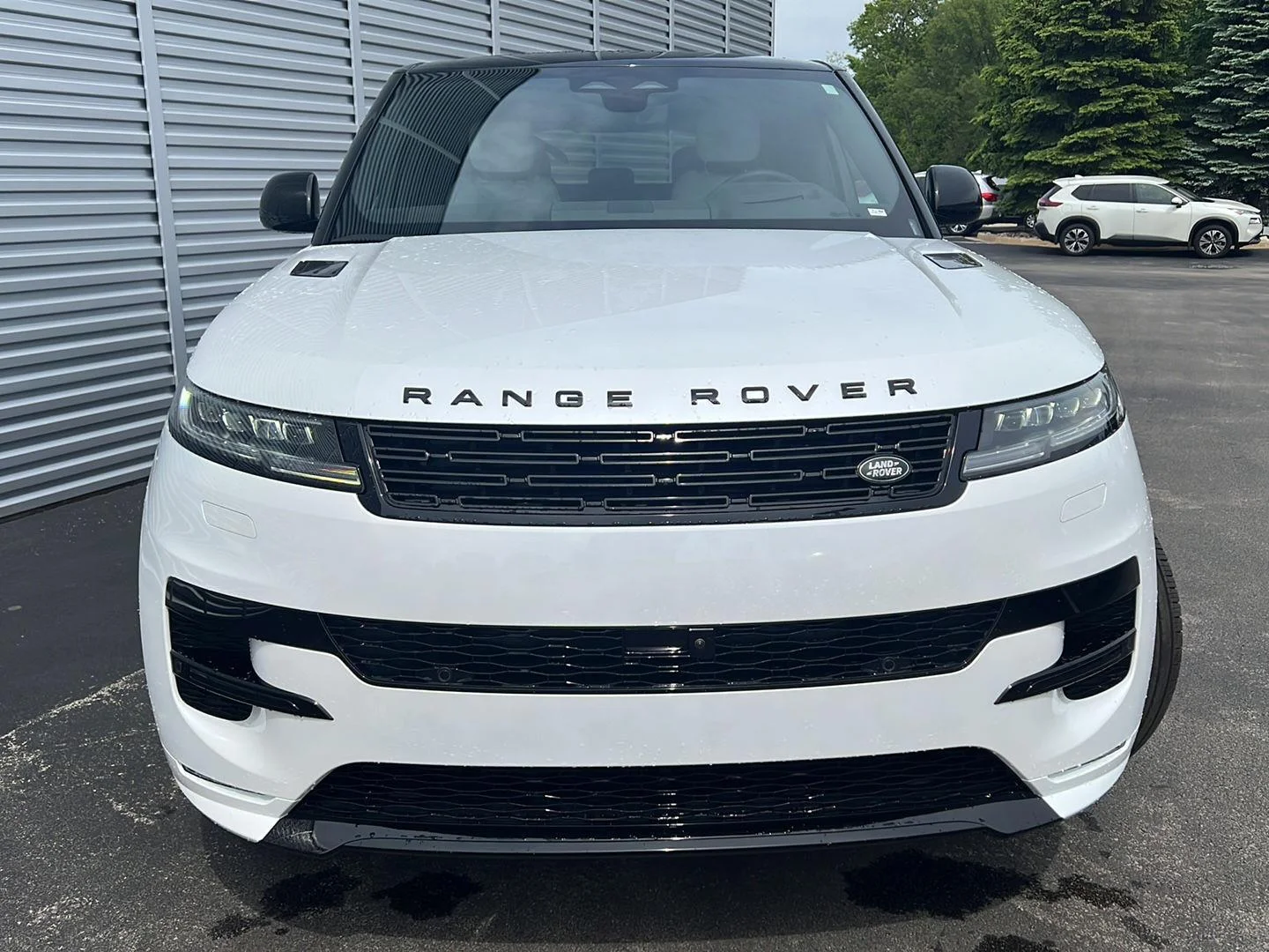 New 2026 Ostuni Pearl White Premium Metallic Land Rover Dynamic SE image 5