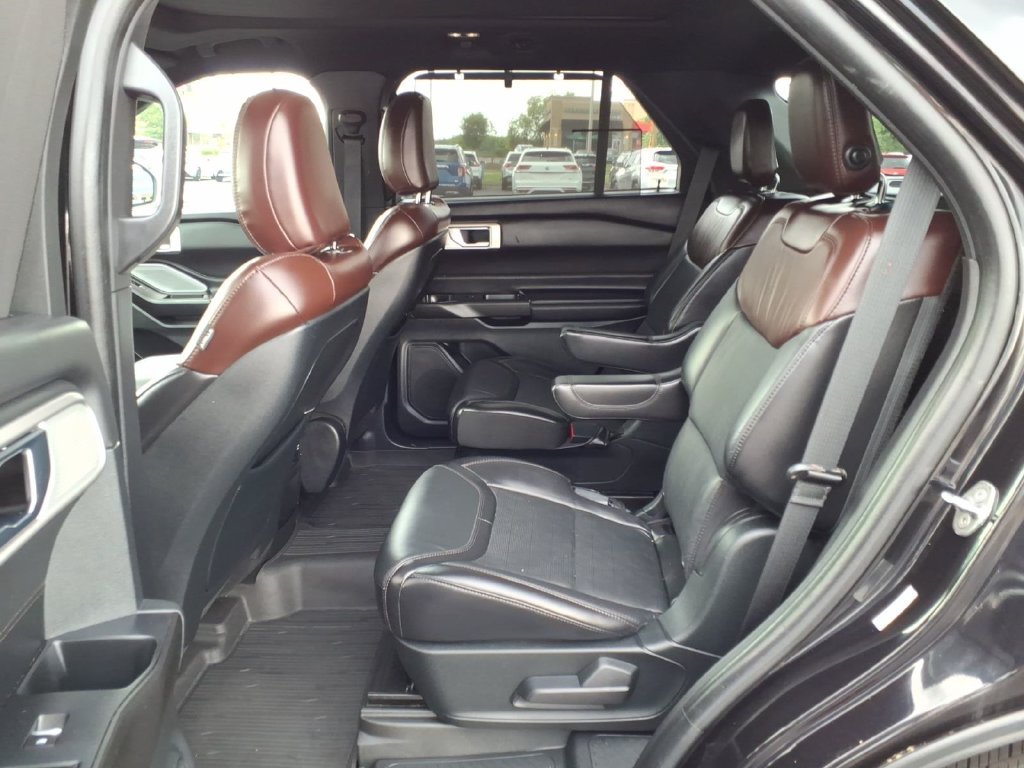 Used 2020 Black Metallic Ford Platinum image 5