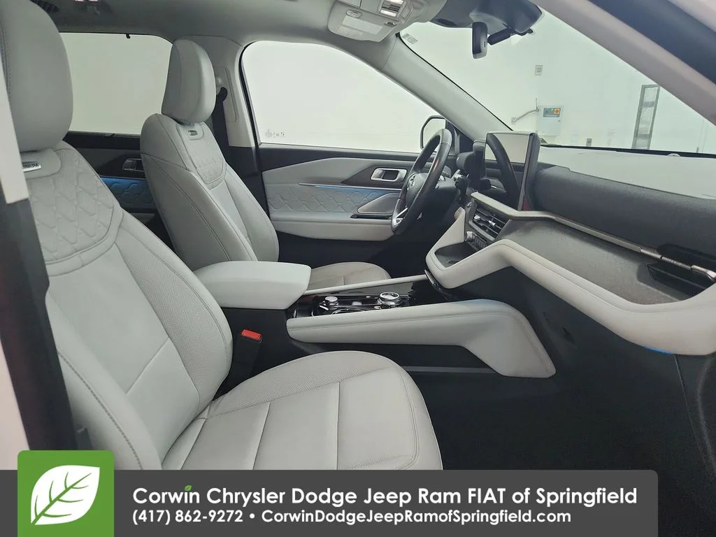 Used 2025 White Ford Platinum image 35