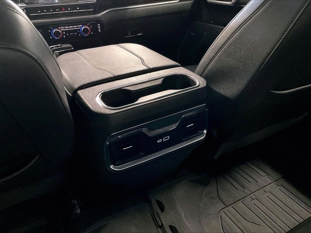 Used 2025 White GMC Elevation image 28