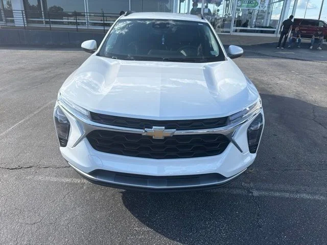 Used 2025 White Chevrolet LT image 4