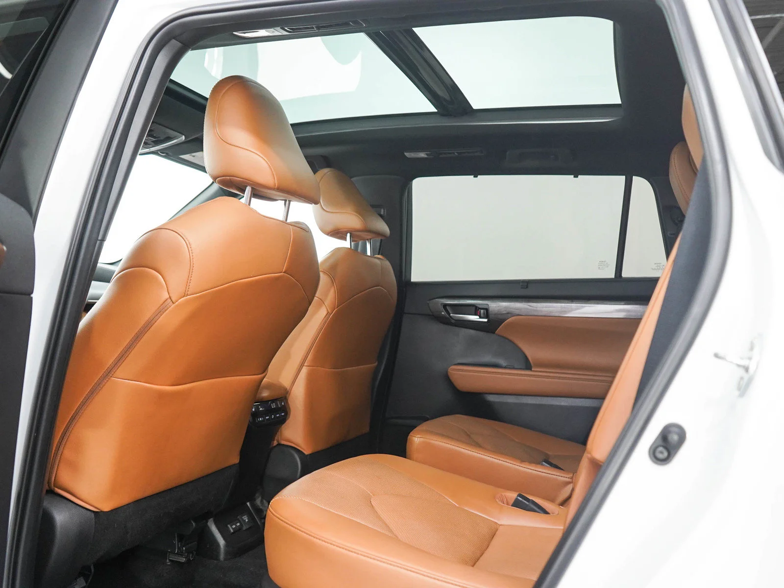 Used 2023  Toyota Hybrid Platinum image 17