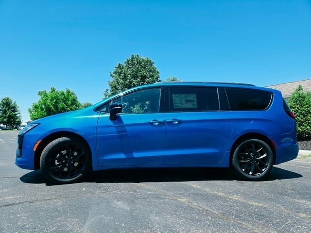 New 2027 Hydro Blue Pearl-Coat Exterior Paint Chrysler Limited image 23