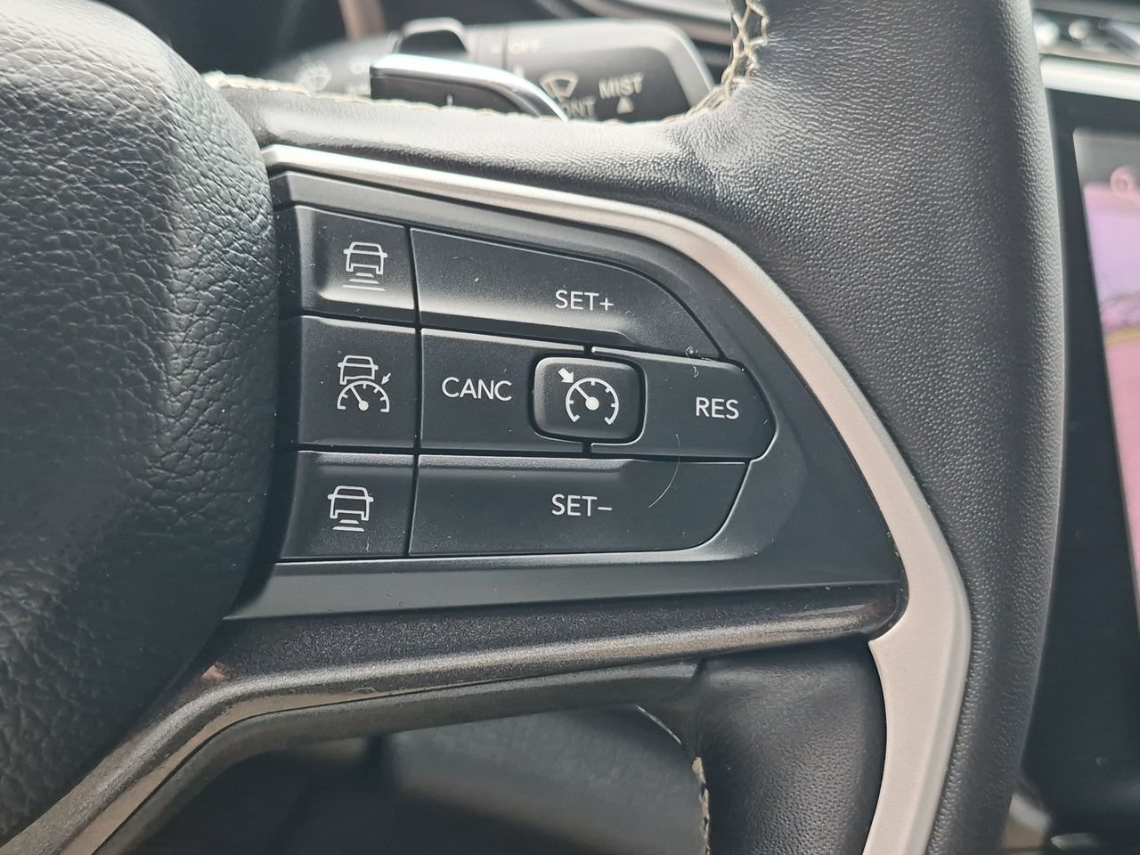 Used 2022 Diamond Black Crystal Pearlcoat Jeep Laredo image 22