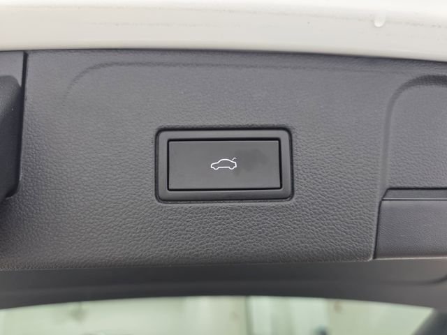 Used 2022 White Volkswagen 2.0T SE w/Technology image 36