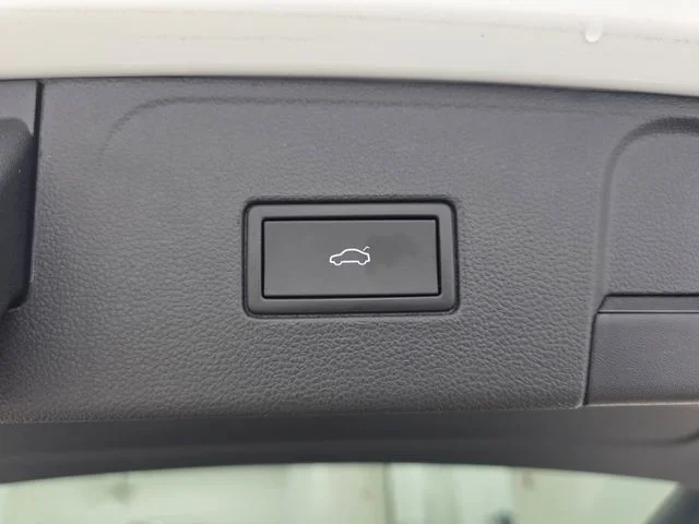 Used 2022 White Volkswagen 2.0T SE w/Technology image 36