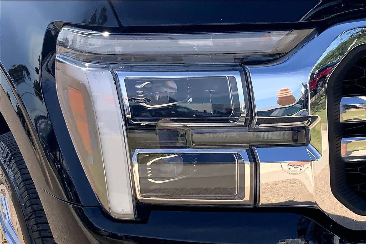 Used 2025 Agate Black Metallic Ford LARIAT image 28