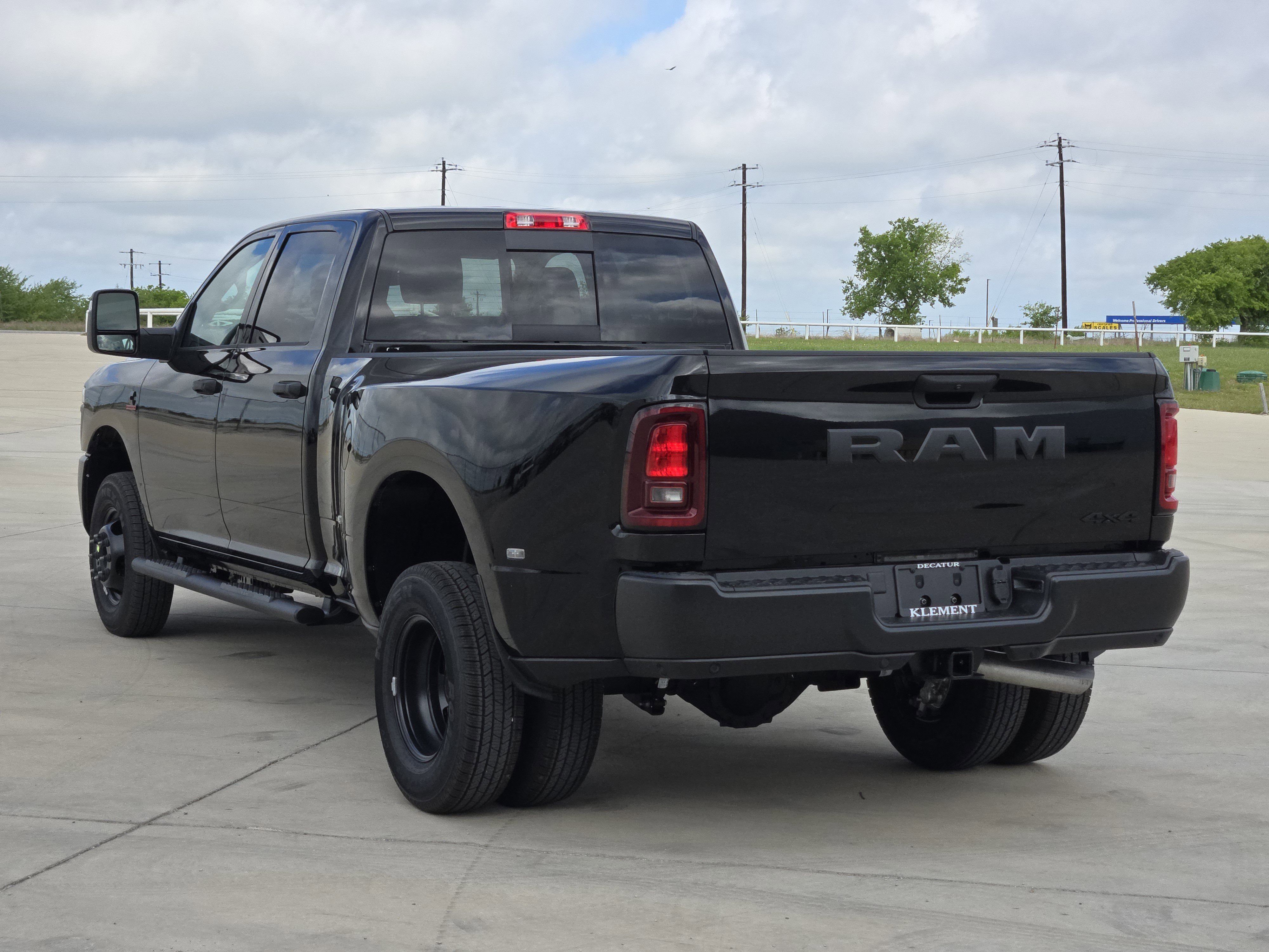 New 2026 Diamond Black Crystal Pearl-Coat Exterior Paint RAM Tradesman image 4