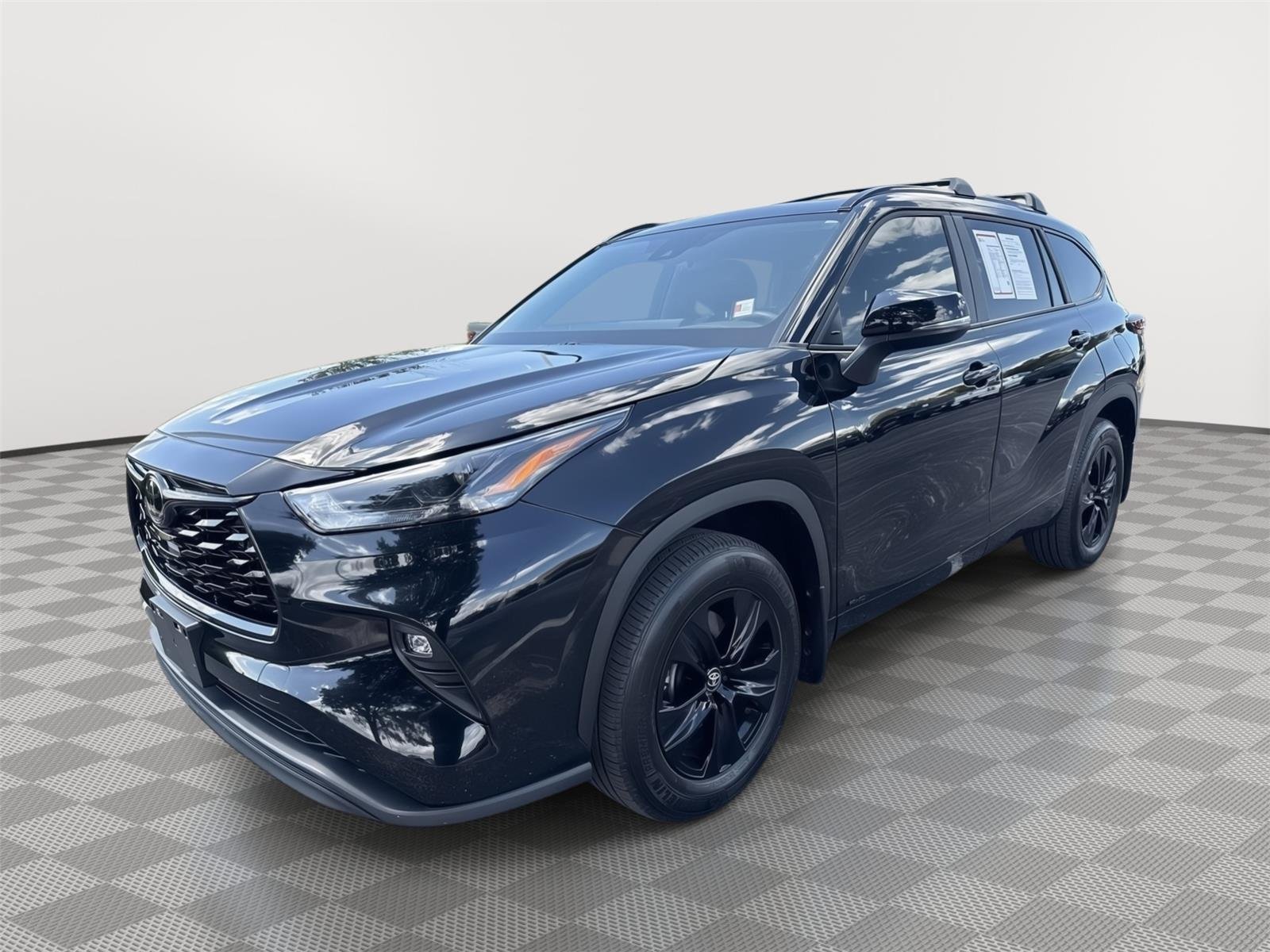 Used 2025 Toyota Highlander XLE Nightshade with VIN 5TDKBRCH3SS651146 for sale in Kansas City