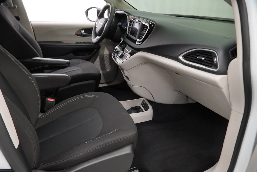 Used 2023 White Chrysler LX image 38