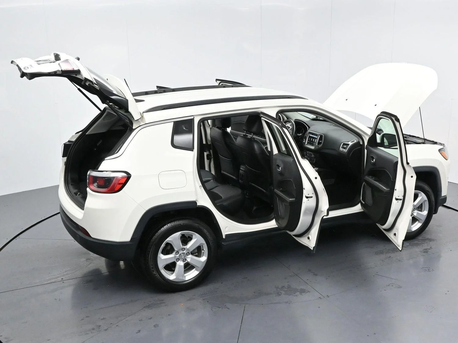 Used 2019 White Clearcoat Jeep Latitude image 39
