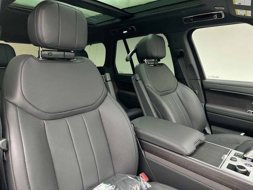 New 2027 Fuji White Land Rover SE image 6