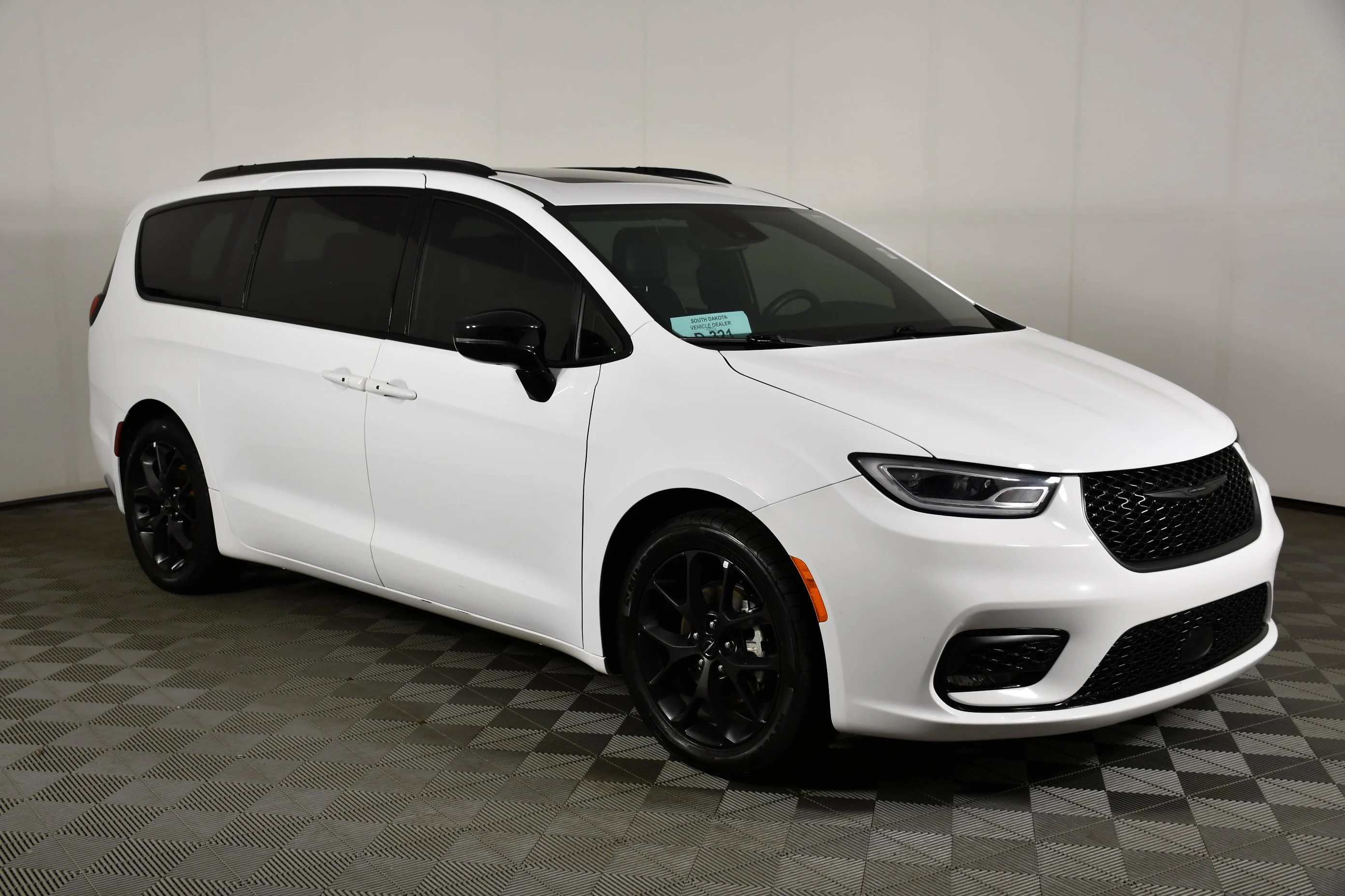 Used 2025 Bright White Clearcoat Chrysler Limited image 4