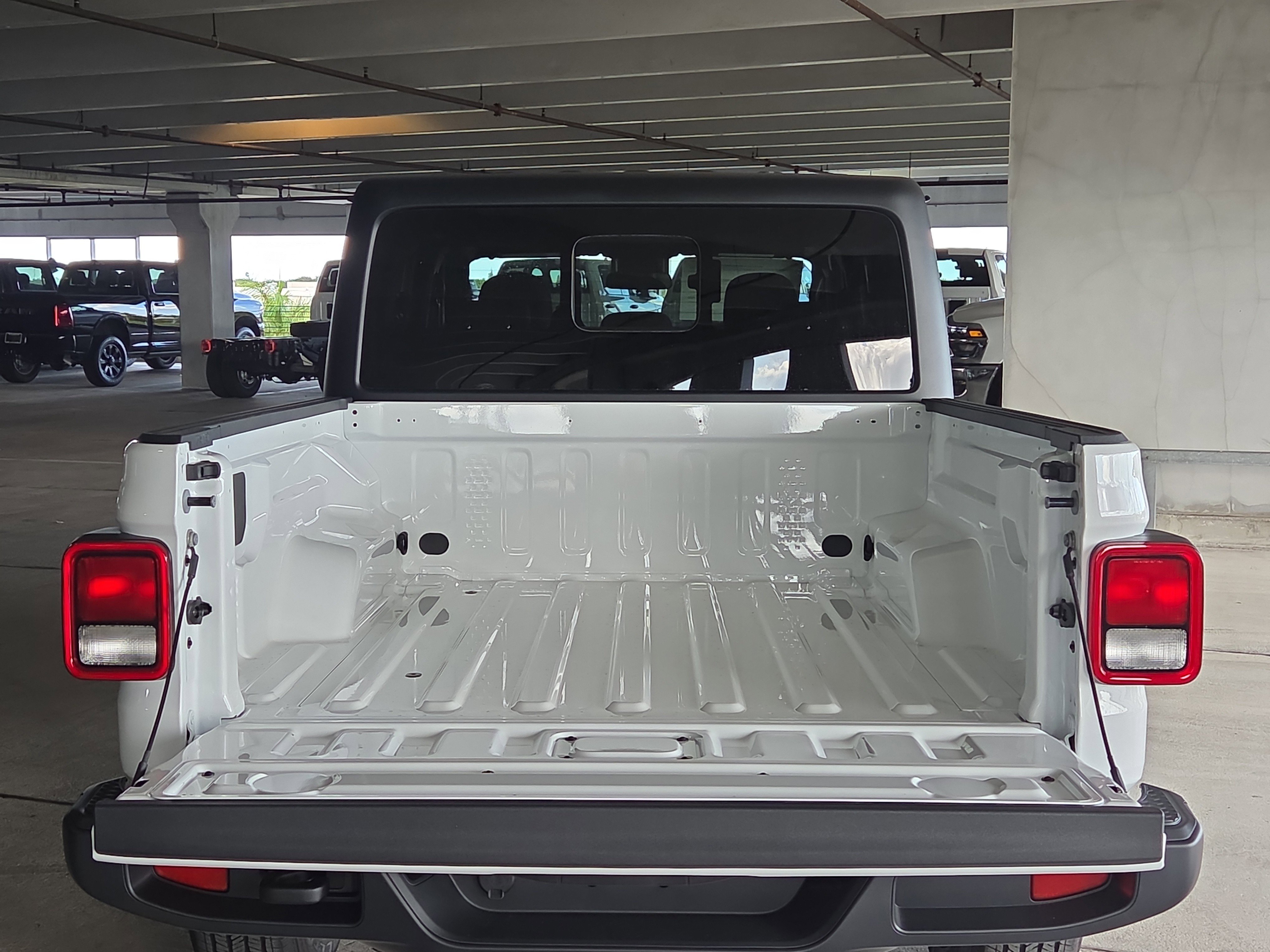 2025 Jeep Gladiator Sport S photo 3