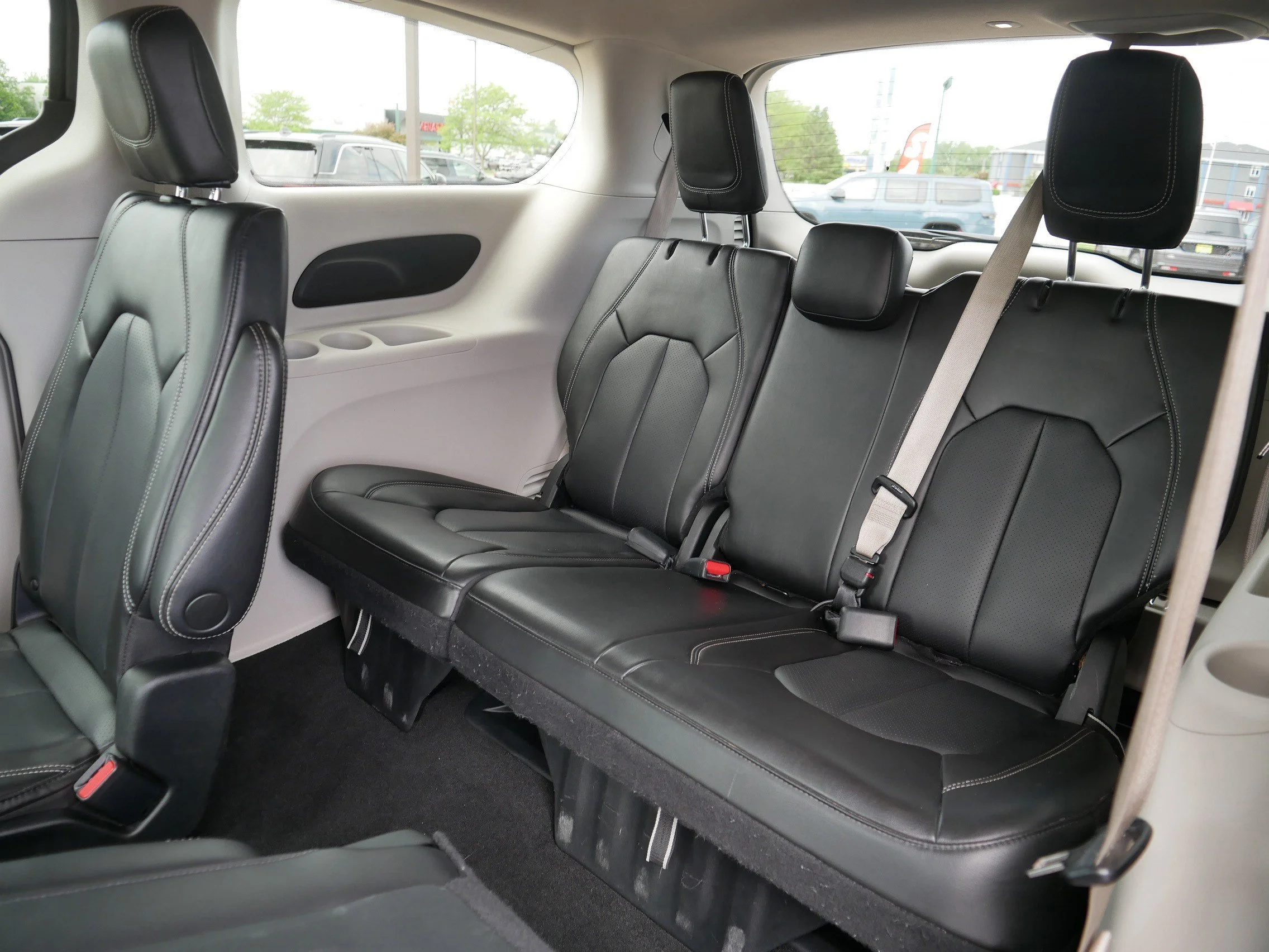 Used 2023 Ceramic Gray Clearcoat Chrysler Touring L image 35