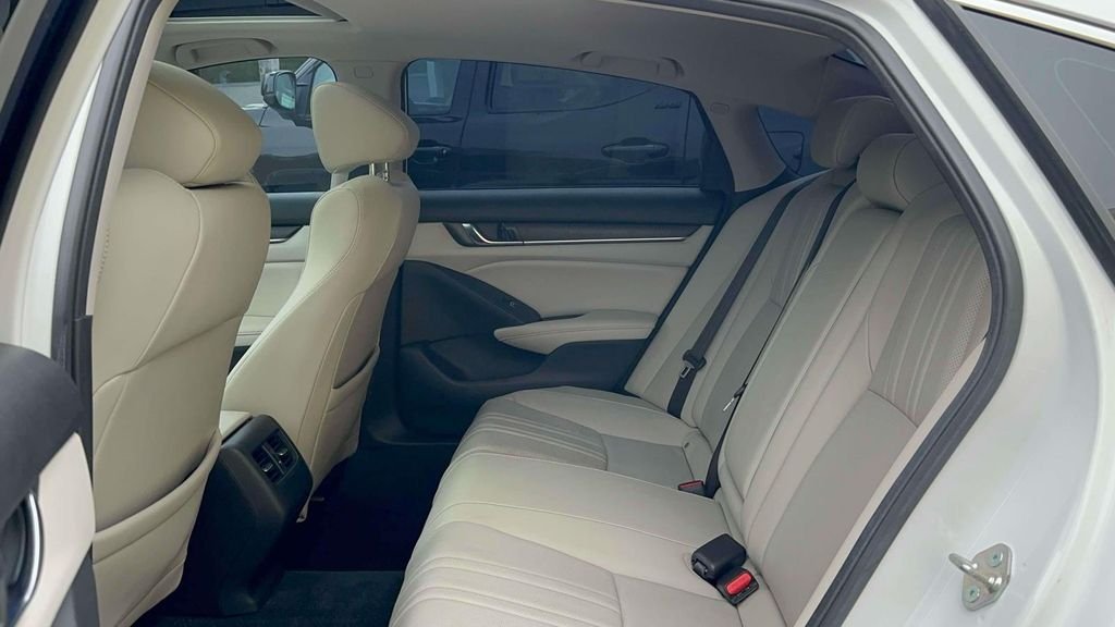 Used 2020 White Honda EX-L image 11