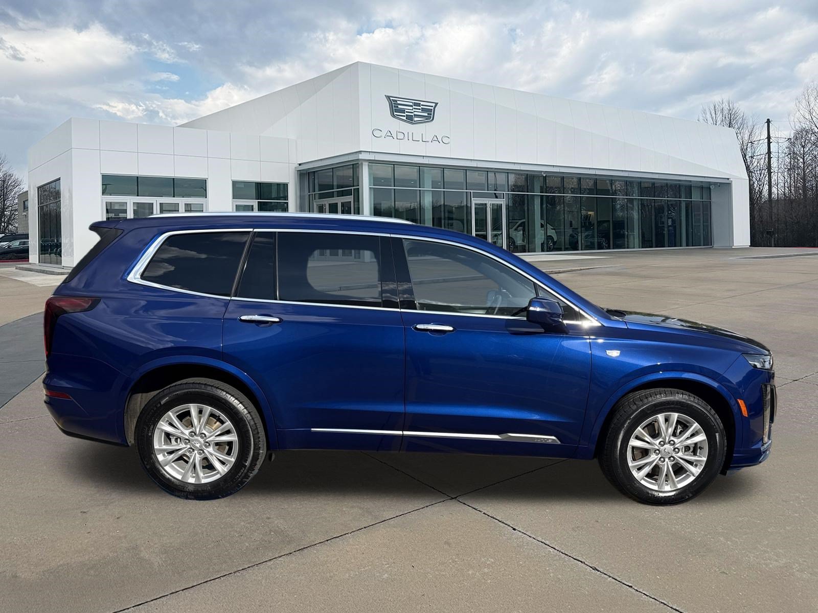 2024 Cadillac XT6 Luxury - Photo 2