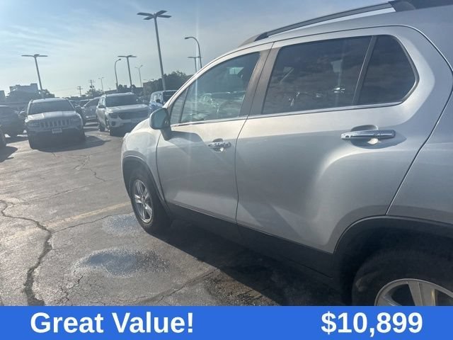 Used 2018 SILVER ICE METALLIC Chevrolet LT image 18