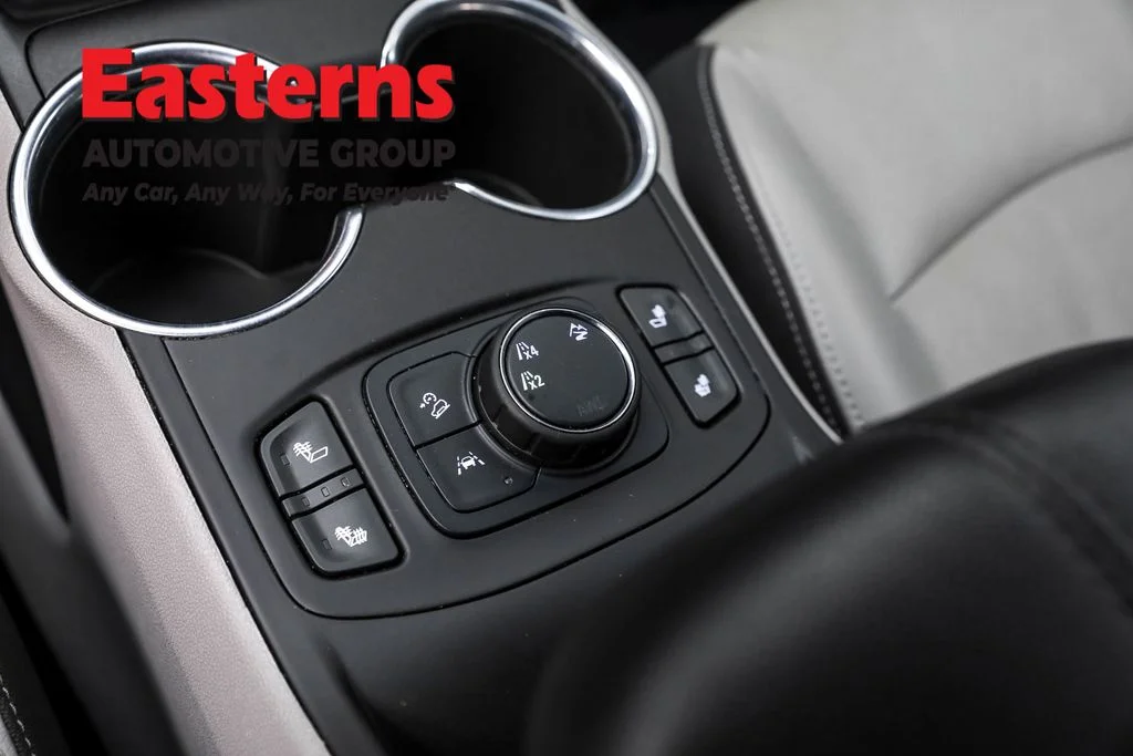 Used 2023 White GMC SLT image 22