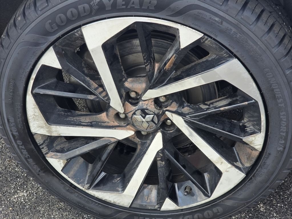Used 2022 White Mitsubishi SE image 9
