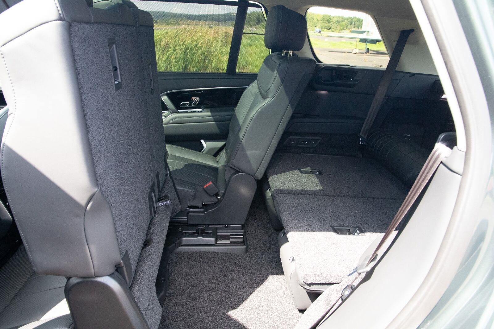 Used 2024 GREEN Land Rover SE image 11