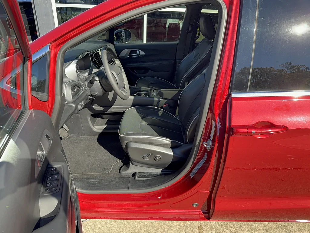 Used 2026 Red Hot Pearl Coat Chrysler Limited image 5