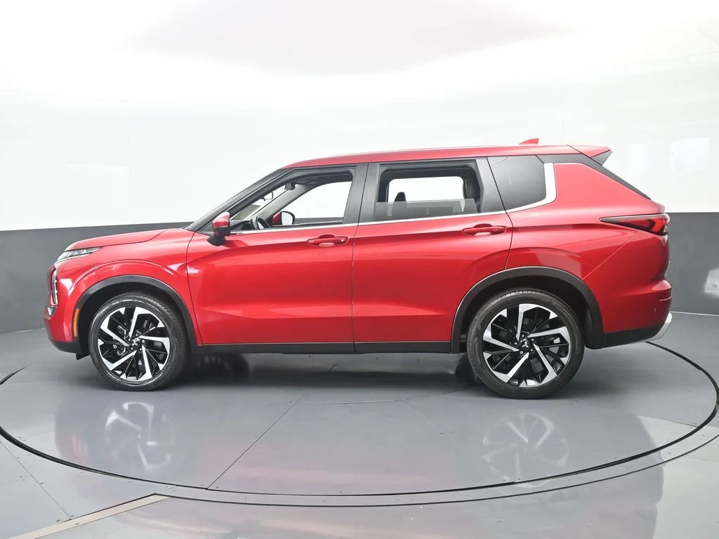 Used 2024 Red Mitsubishi SE Black Edition image 3