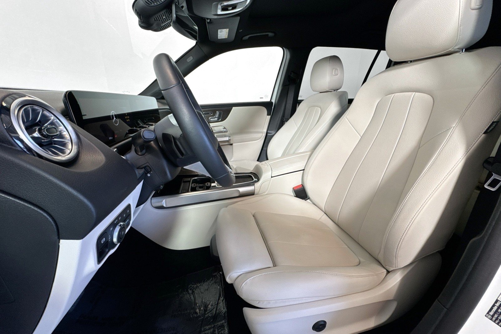 Certified Used 2026 Polar White Mercedes-Benz GLB 250 4MATIC® SUV image 19