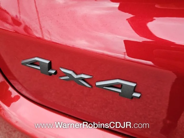 New 2026 Red Hot Pearl-Coat Exterior Paint Jeep Latitude image 11