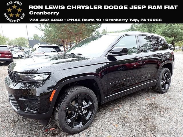 New 2025 Diamond Black Crystal Pearl-Coat Exterior Paint Jeep Altitude X image 1