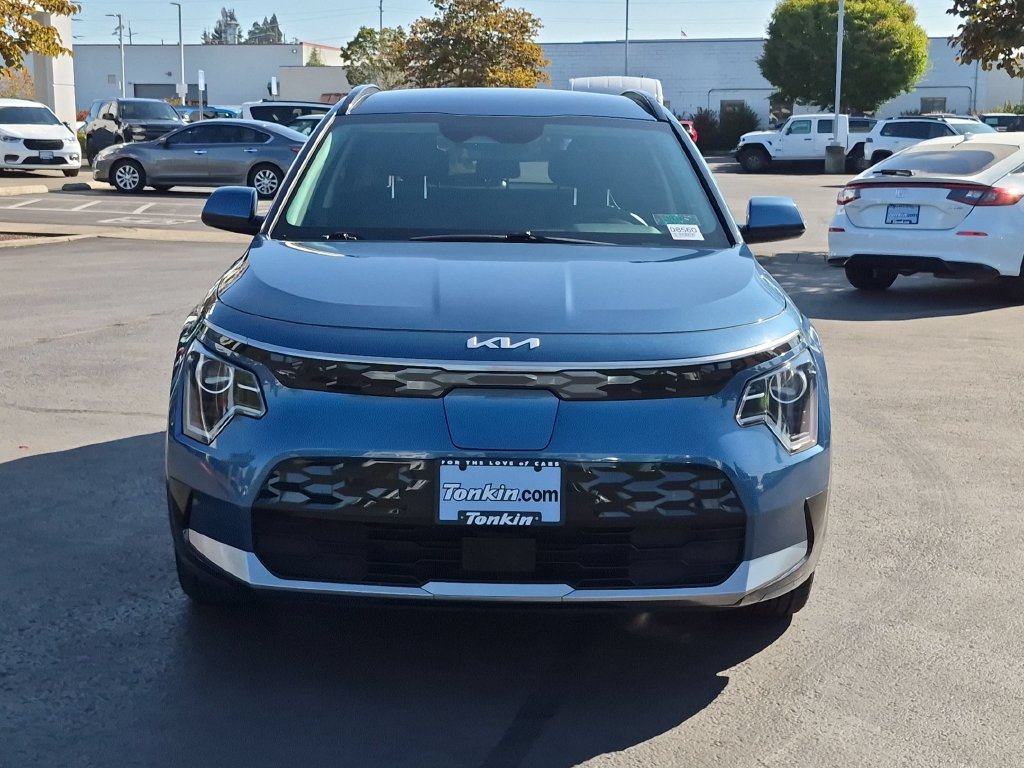 Used 2023 Blue Kia Wind image 9