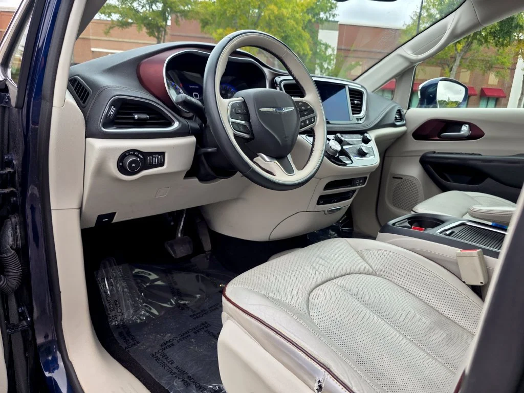 Used 2017 Blue Chrysler Limited image 11