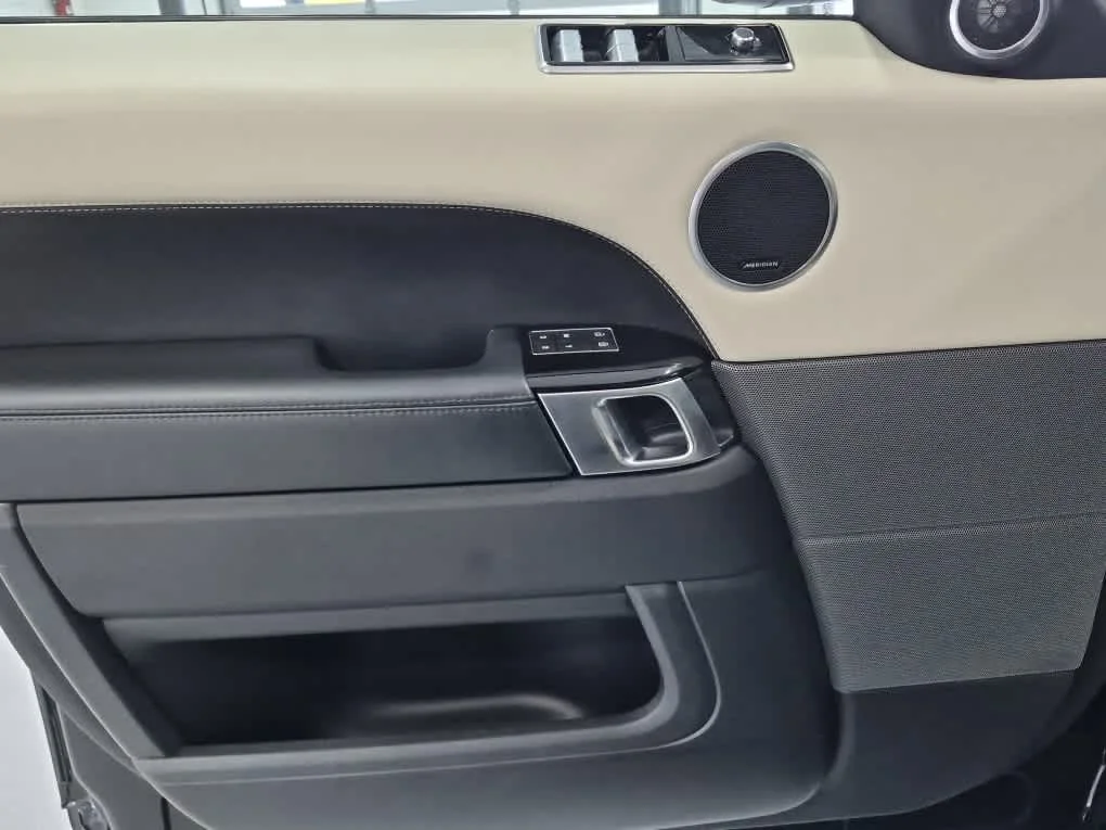 Used 2021 Ligurian Black Land Rover HSE Dynamic image 11