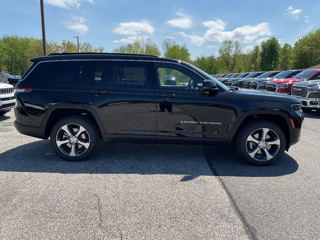 New 2026 Diamond Black Crystal Pearl-Coat Exterior Paint Jeep Limited image 4