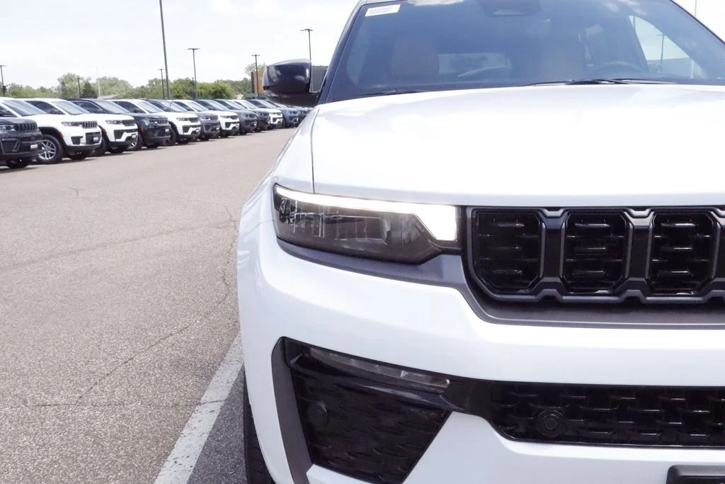 New 2026 Bright White Clear-Coat Exterior Paint Jeep Summit image 4
