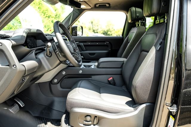 New 2026 Santorini Black Metallic Land Rover V8 image 4