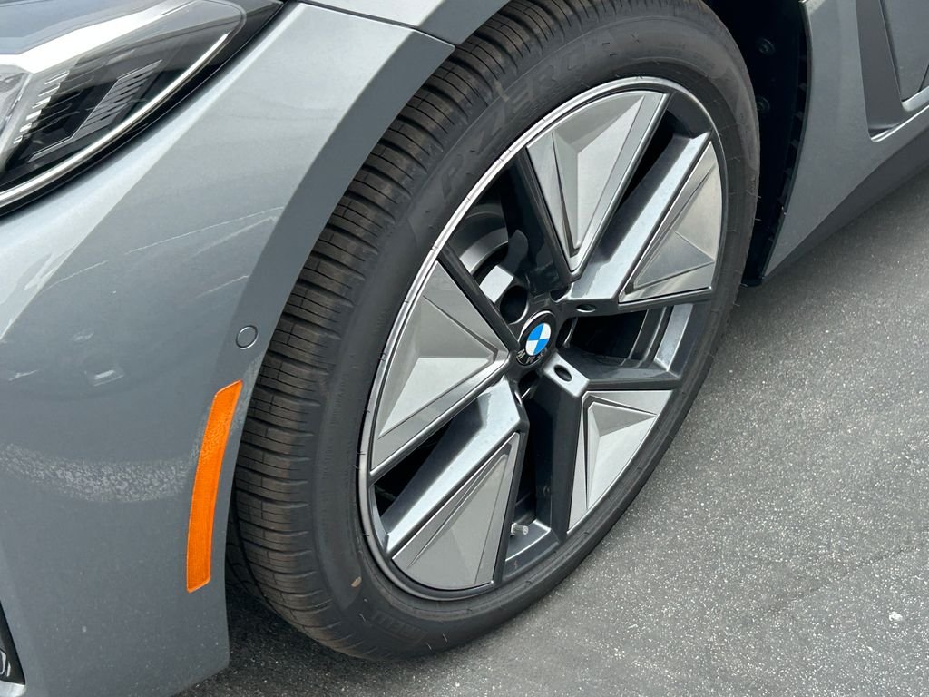 New 2026 Skyscraper Grey Metallic BMW eDrive40 image 3