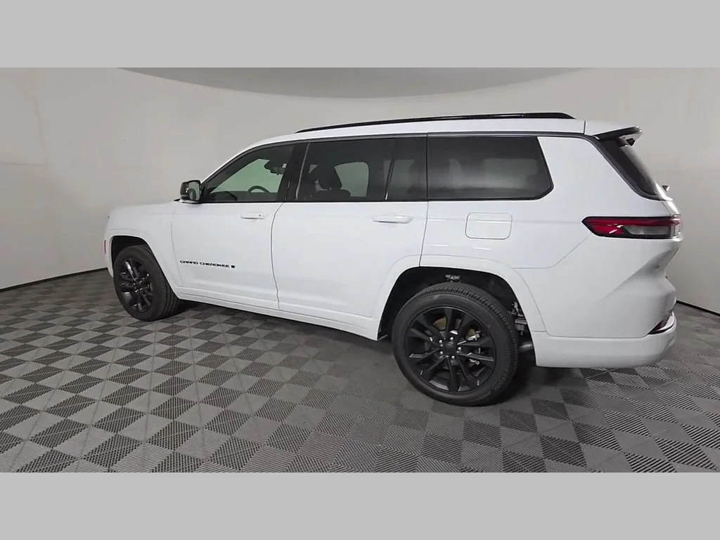New 2026 Bright White Clear-Coat Exterior Paint Jeep Limited Reserve image 40