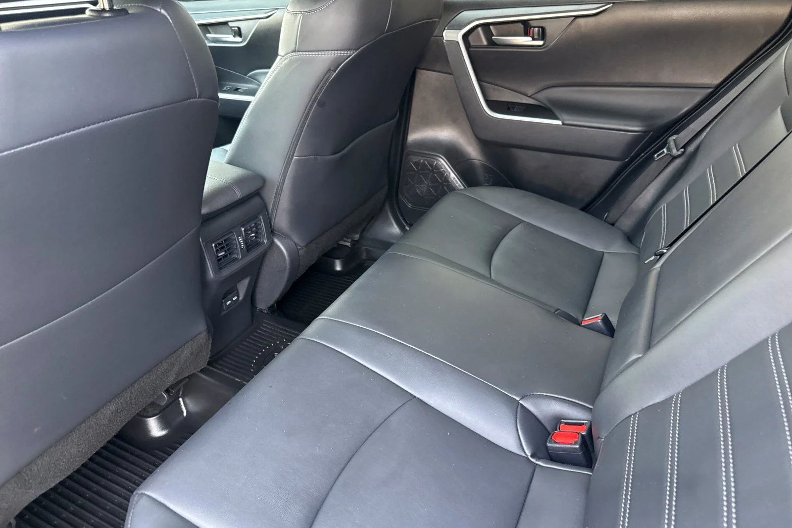 Used 2025  Toyota XLE Premium image 11