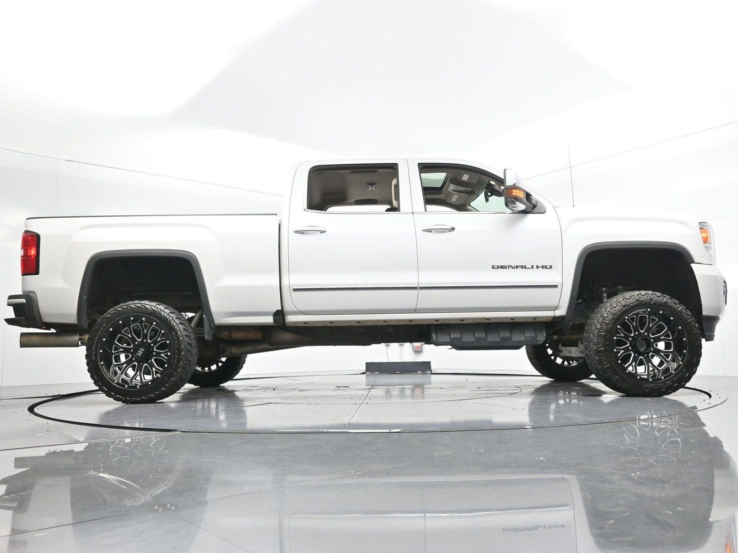 Used 2019 White Frost Tricoat GMC Denali image 51