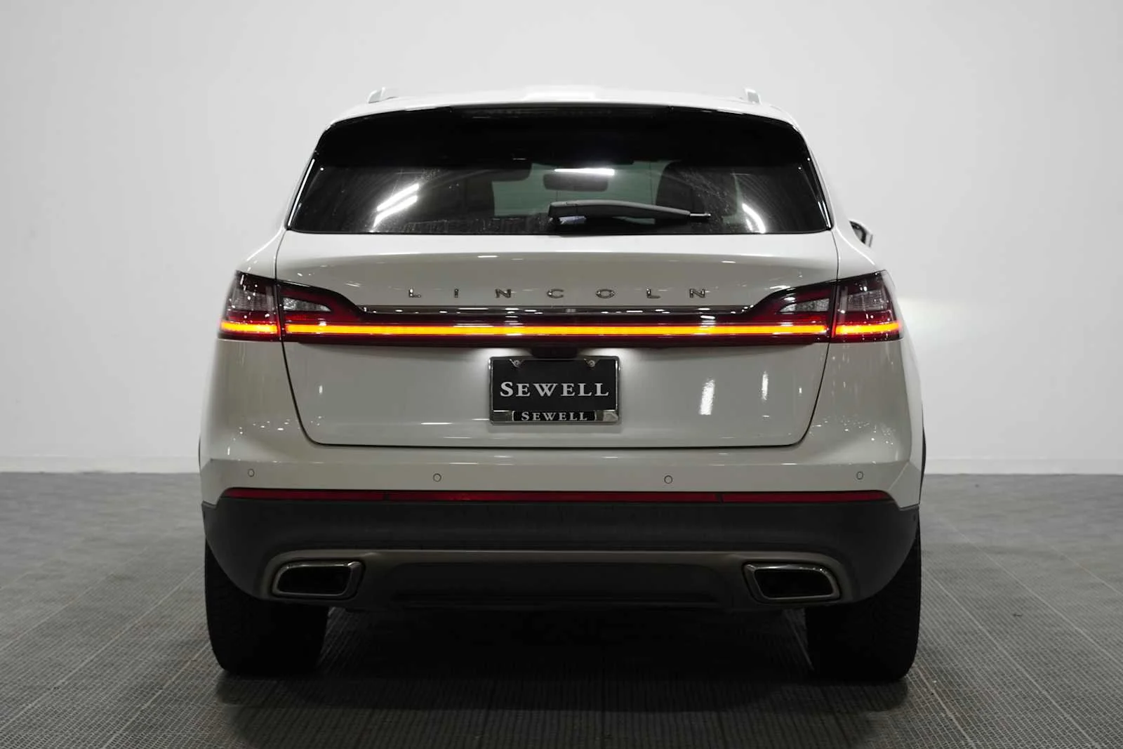 Used 2023 Pristine White Metallic Tri-Coat Lincoln Reserve image 5