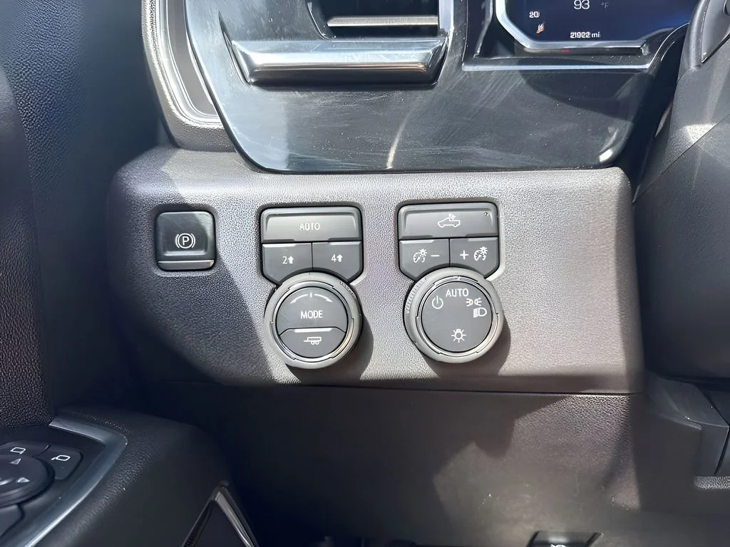 Used 2025 Summit White Chevrolet LT image 23