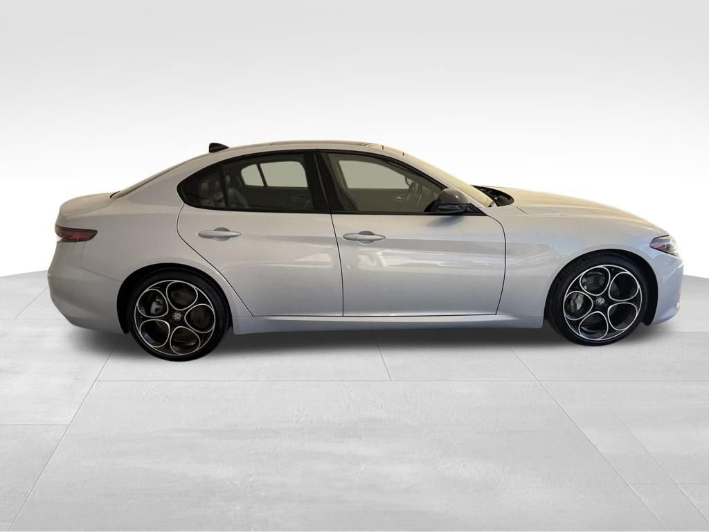 New 2025 Moonlight Gray Metallic Exterior Paint Alfa Romeo Base image 4