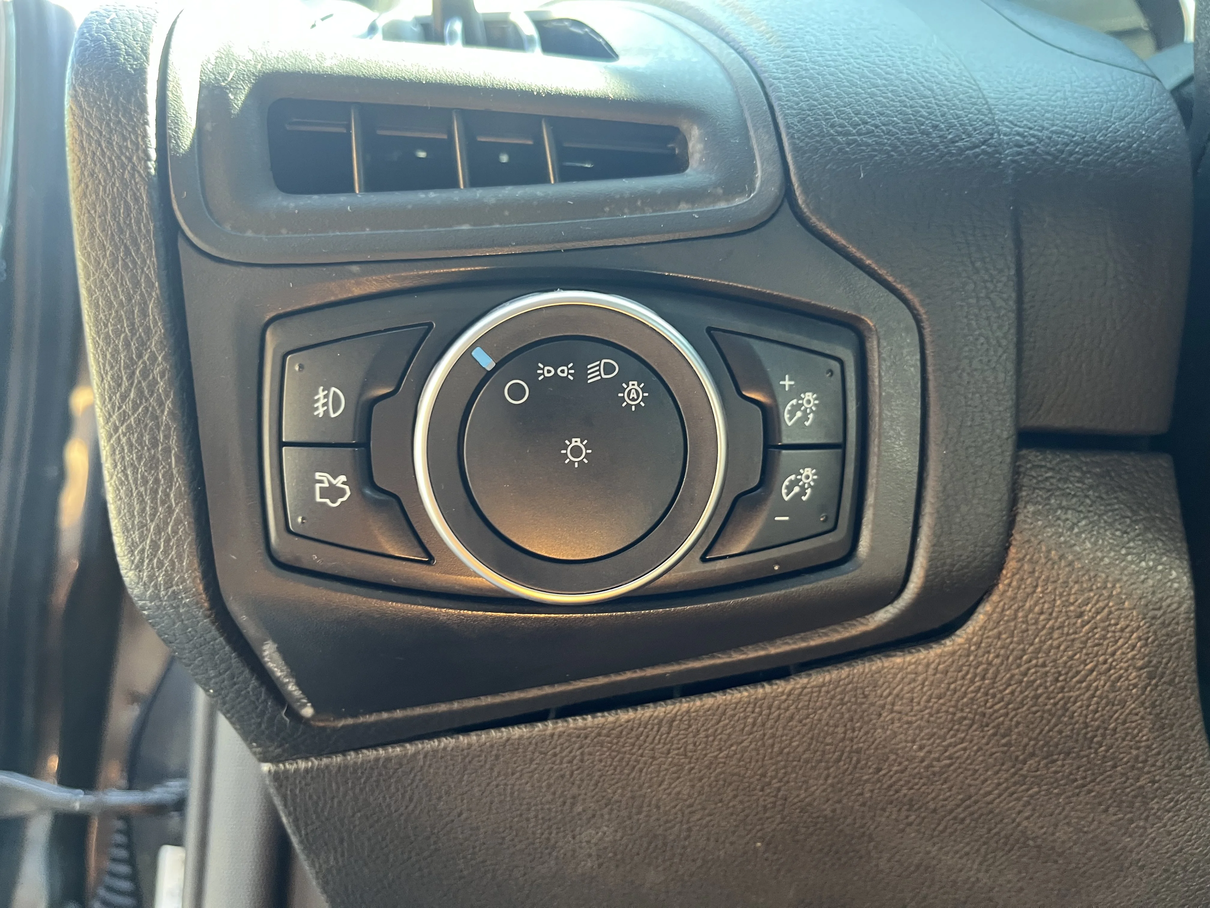 Used 2015 Magnetic Ford SE image 20