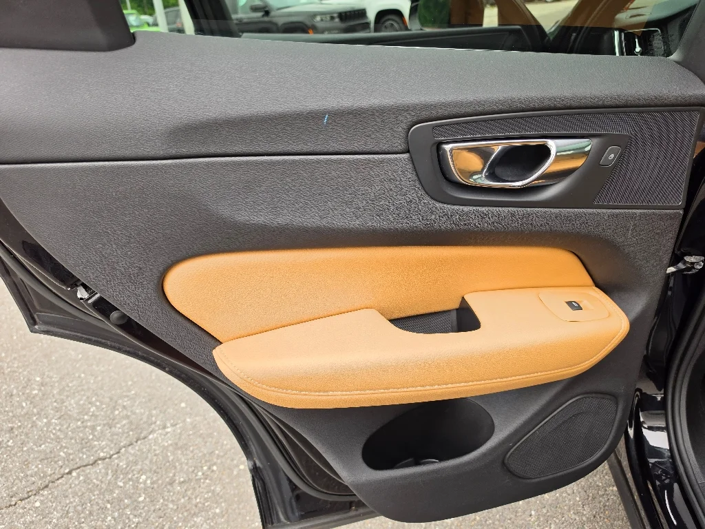 Used 2019 Onyx Black Metallic Volvo T6 Momentum image 34